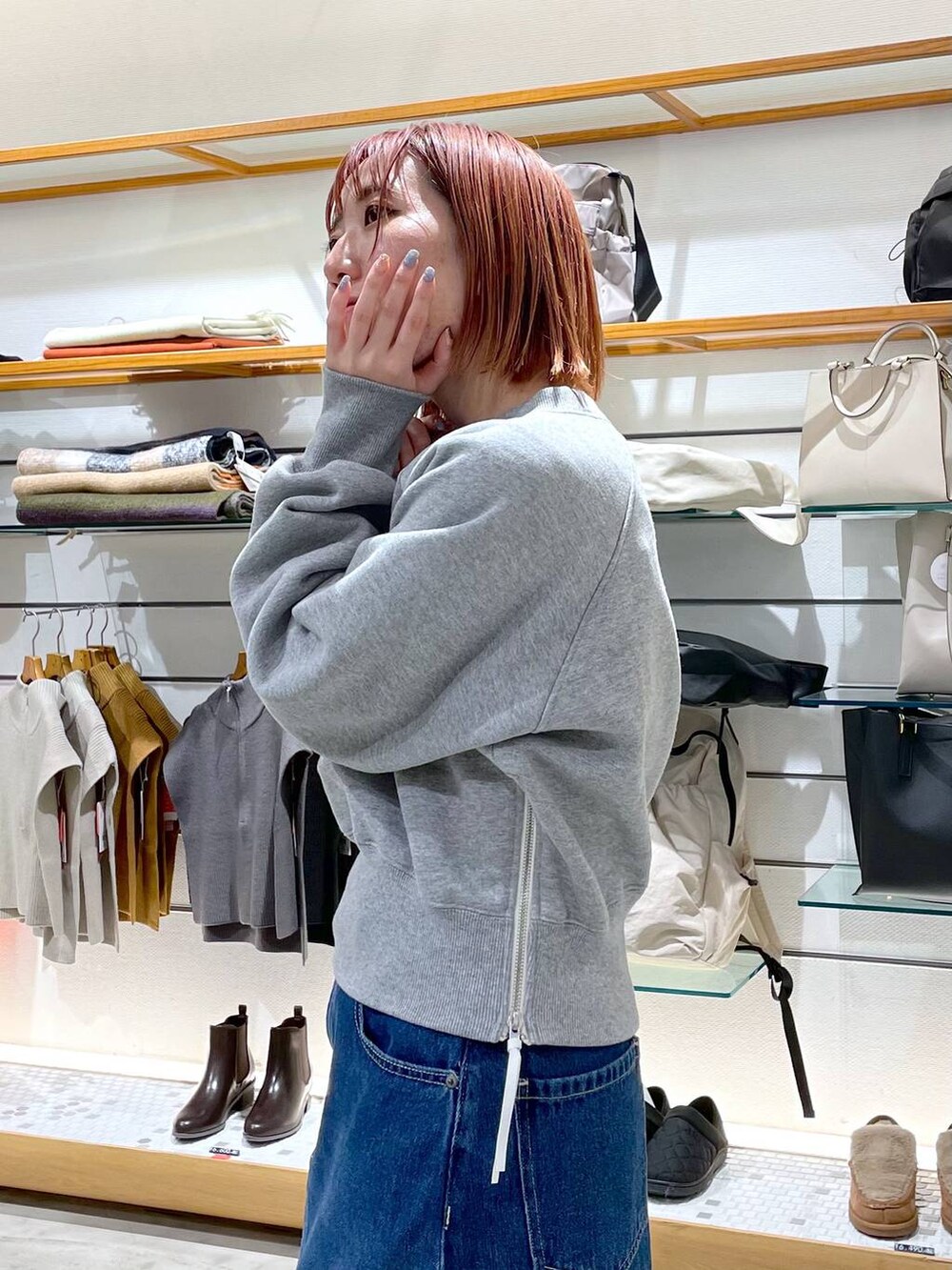 ブラック系のニット/セーター、ベージュ系のブーツ、ホワイト系のバックパック/リュックを着用したレディースの冬コーディネートの4枚目の写真