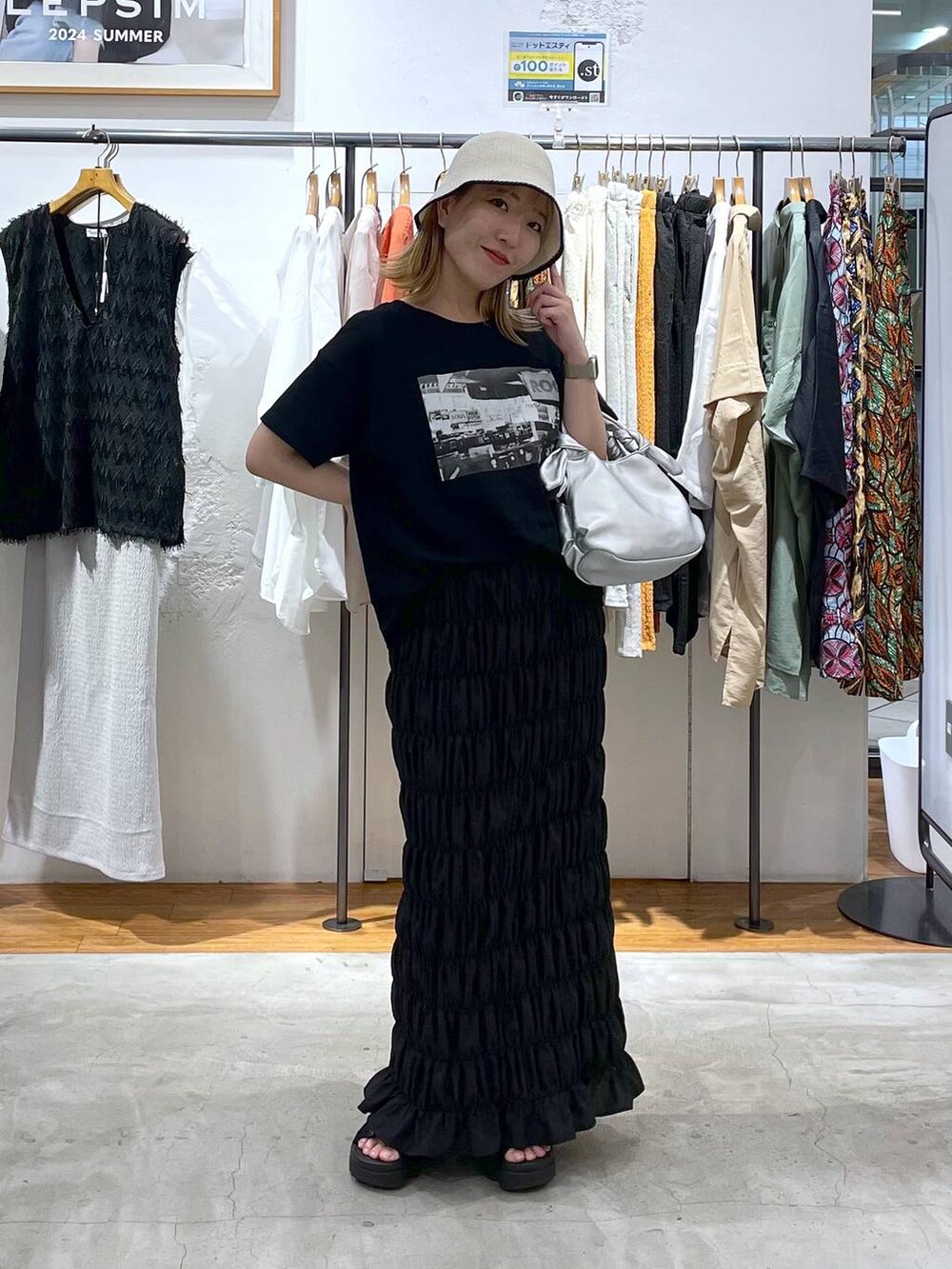 ブラック系のTシャツ/カットソー、ブラック系のスカート、シルバー系のショルダーバッグを着用したレディースの夏コーディネートの3枚目の写真