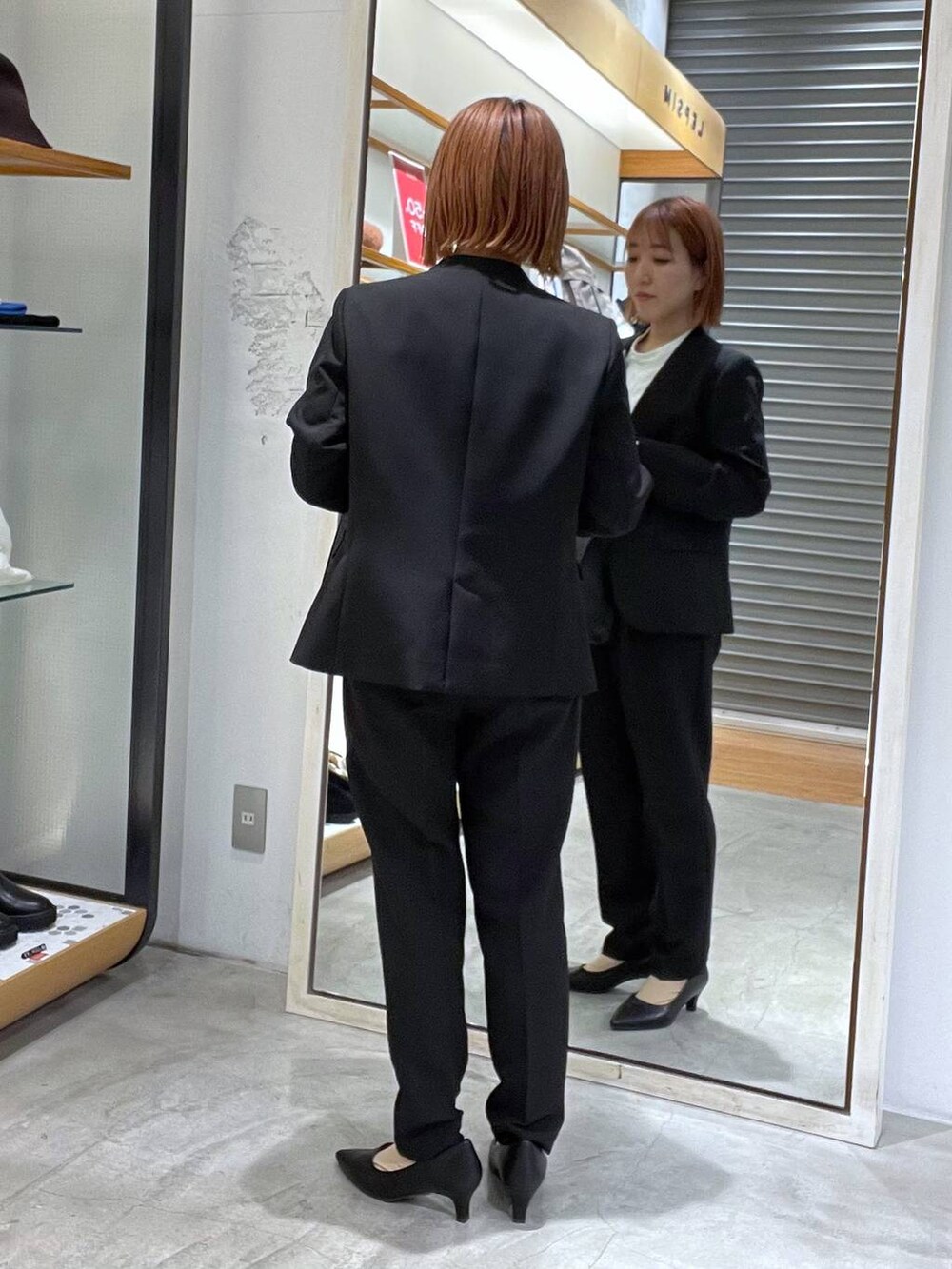 ブラック系のその他パンツ、ブラック系のノーカラージャケット、ホワイト系のシャツ/ブラウスを着用したレディースの冬コーディネートの2枚目の写真