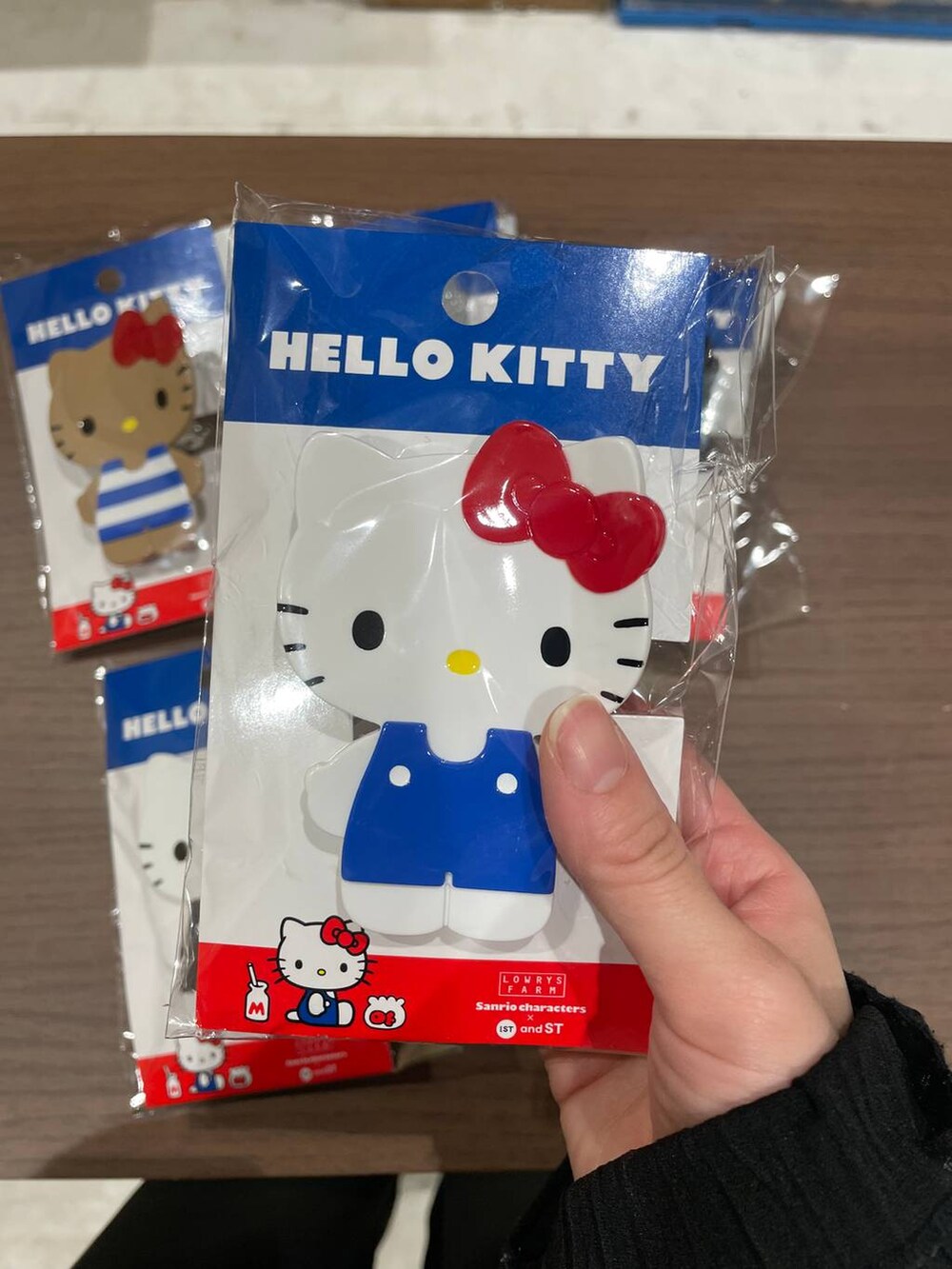 ブラック系のバレッタ/ヘアクリップを着用したレディースの冬コーディネートの2枚目の写真