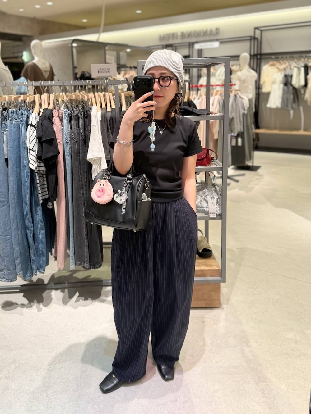 ブルー系のその他パンツ、ブラック系のTシャツ/カットソーを着用したレディースの夏コーディネートの2枚目の写真