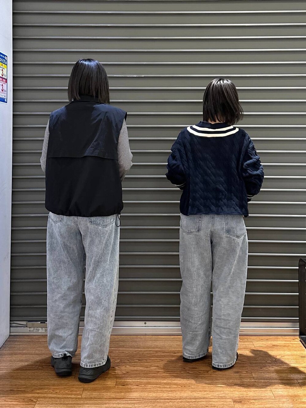 ブルー系のデニムパンツ、ブルー系のデニムパンツ、ブルー系のニット/セーターを着用したレディースの春コーディネートの3枚目の写真