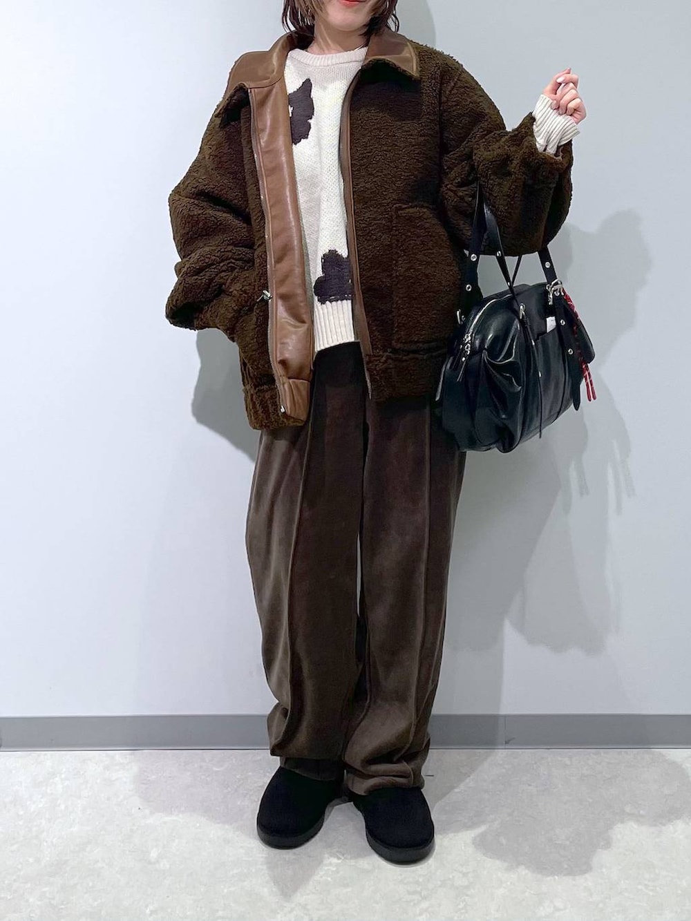 ブラウン系のその他パンツ、ブラウン系のブルゾン、ベージュ系のニット/セーターを着用したレディースの冬コーディネートの4枚目の写真