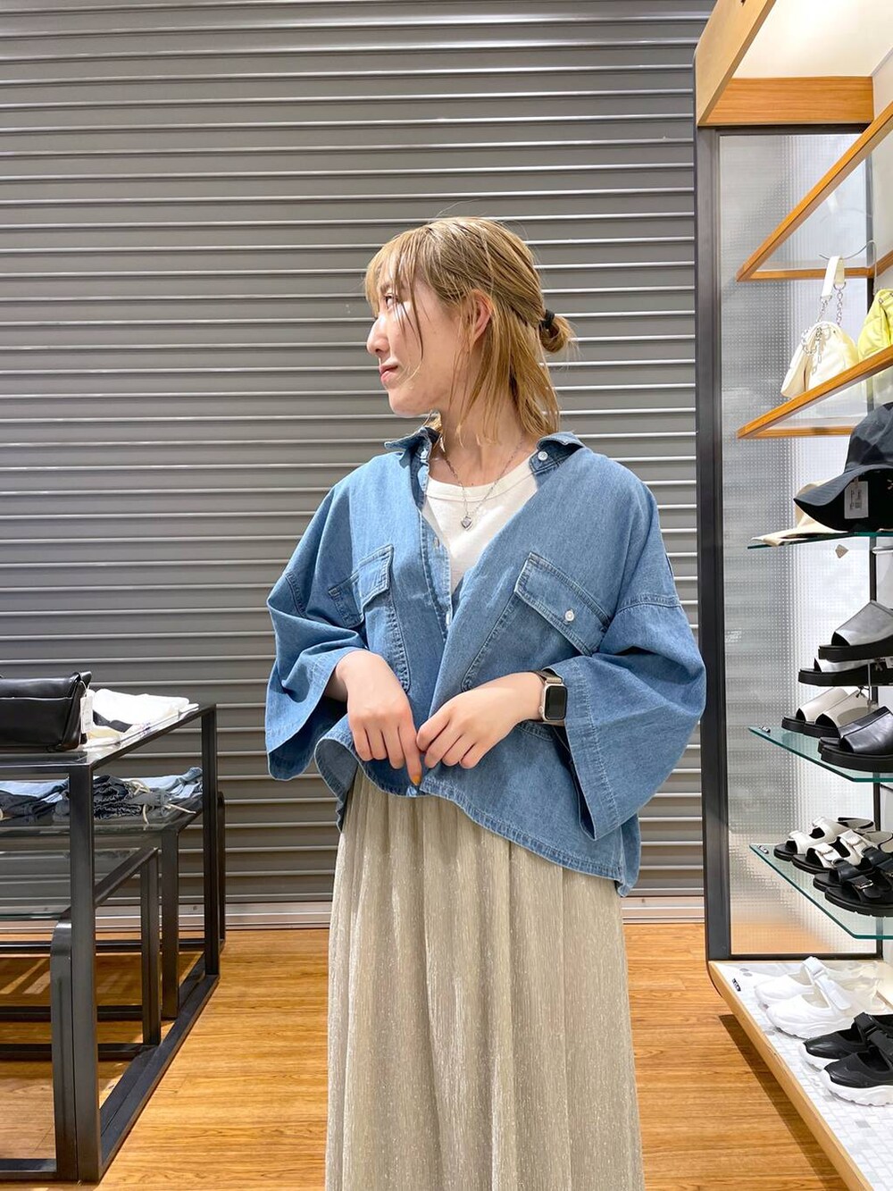 ホワイト系のTシャツ/カットソー、ブルー系のシャツ/ブラウス、シルバー系のショルダーバッグを着用したレディースの春コーディネートの4枚目の写真