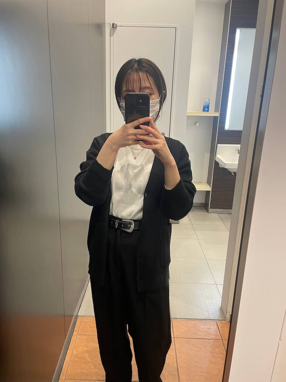 ブラック系のカーディガン/ボレロ、シルバー系のバレッタ/ヘアクリップを着用したレディースの春コーディネートの3枚目の写真