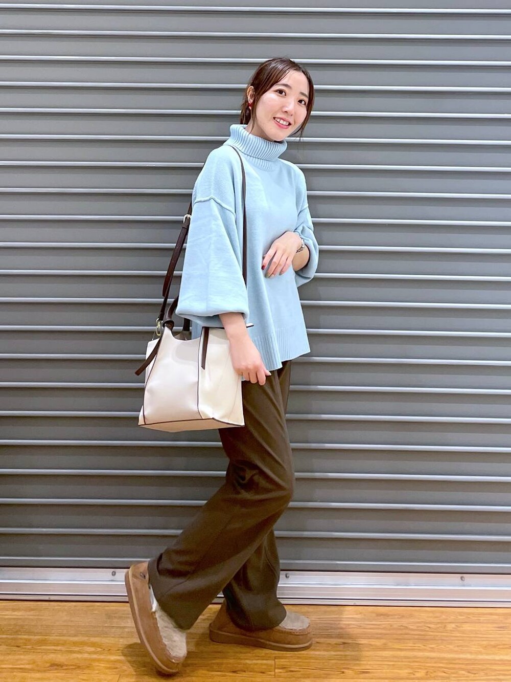 ブルー系のニット/セーター、ブラウン系のその他パンツ、ベージュ系のモカシン/デッキシューズを着用したレディースの冬コーディネートの3枚目の写真