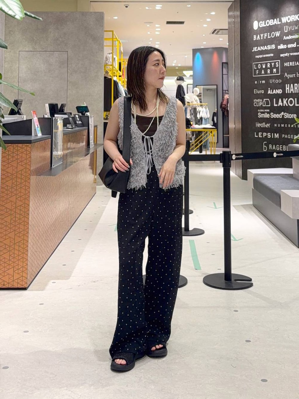 グレー系のその他パンツ、ブラック系のショルダーバッグ、ブラック系のサンダルを着用したレディースの夏コーディネートの2枚目の写真
