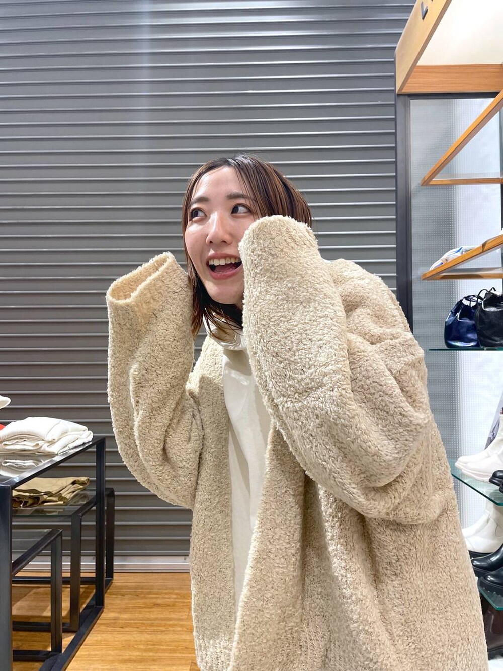 ホワイト系のパーカーを着用したレディースの冬コーディネートの6枚目の写真