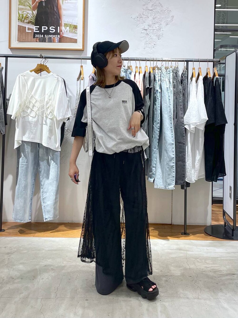 シルバー系のショルダーバッグ、ブラック系のスカート、グレー系のその他パンツを着用したレディースの夏コーディネートの2枚目の写真