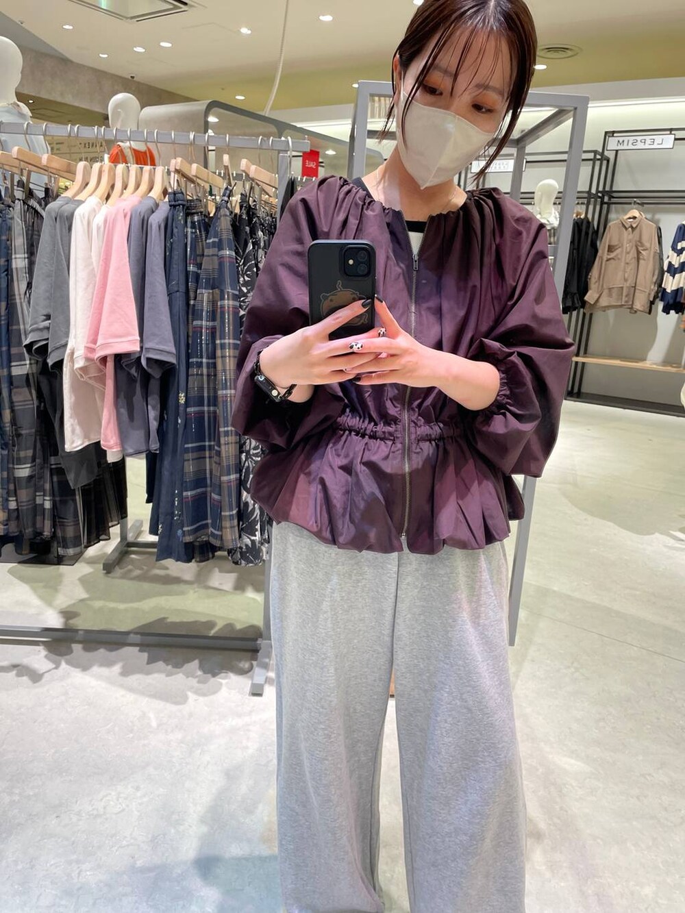 ブラウン系のシャツ/ブラウスを着用したレディースの秋コーディネートの4枚目の写真