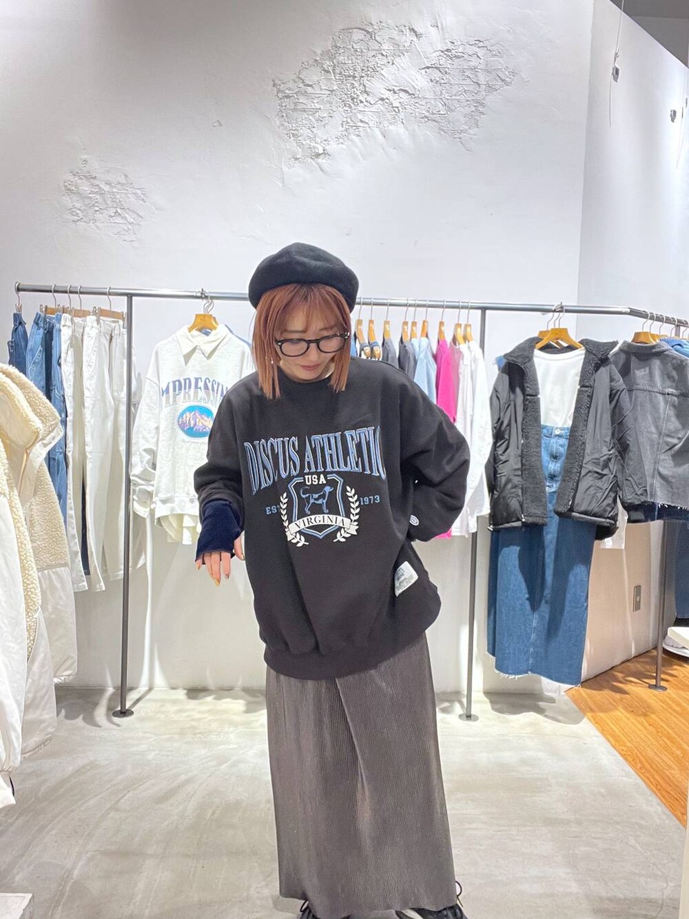 ブラック系のスカート、グレー系のスウェットを着用したレディースの冬コーディネートの2枚目の写真