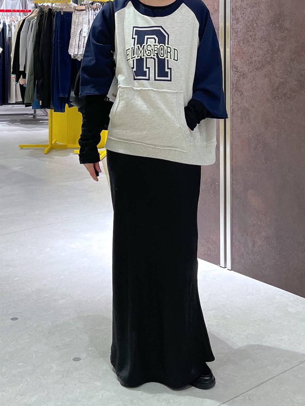 ブラック系のショルダーバッグ、ベージュ系のTシャツ/カットソー、ブラック系のバレッタ/ヘアクリップを着用したレディースの春コーディネートの2枚目の写真