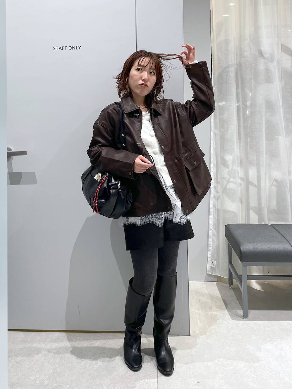 ブラック系のその他パンツ、ブラウン系のミリタリージャケット、ブラック系のボストンバッグを着用したレディースの春コーディネートの3枚目の写真