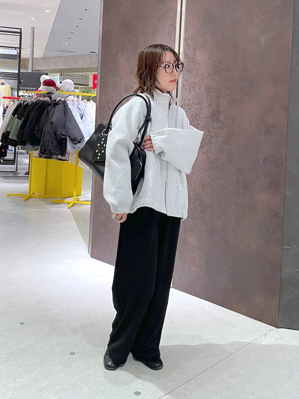 グレー系のブルゾン、ブラック系のサロペット/オーバーオール、ブラック系のボストンバッグを着用したレディースの冬コーディネートの2枚目の写真