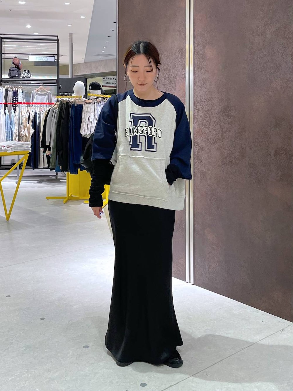 ブラック系のショルダーバッグ、ベージュ系のTシャツ/カットソー、ブラック系のバレッタ/ヘアクリップを着用したレディースの春コーディネートの3枚目の写真