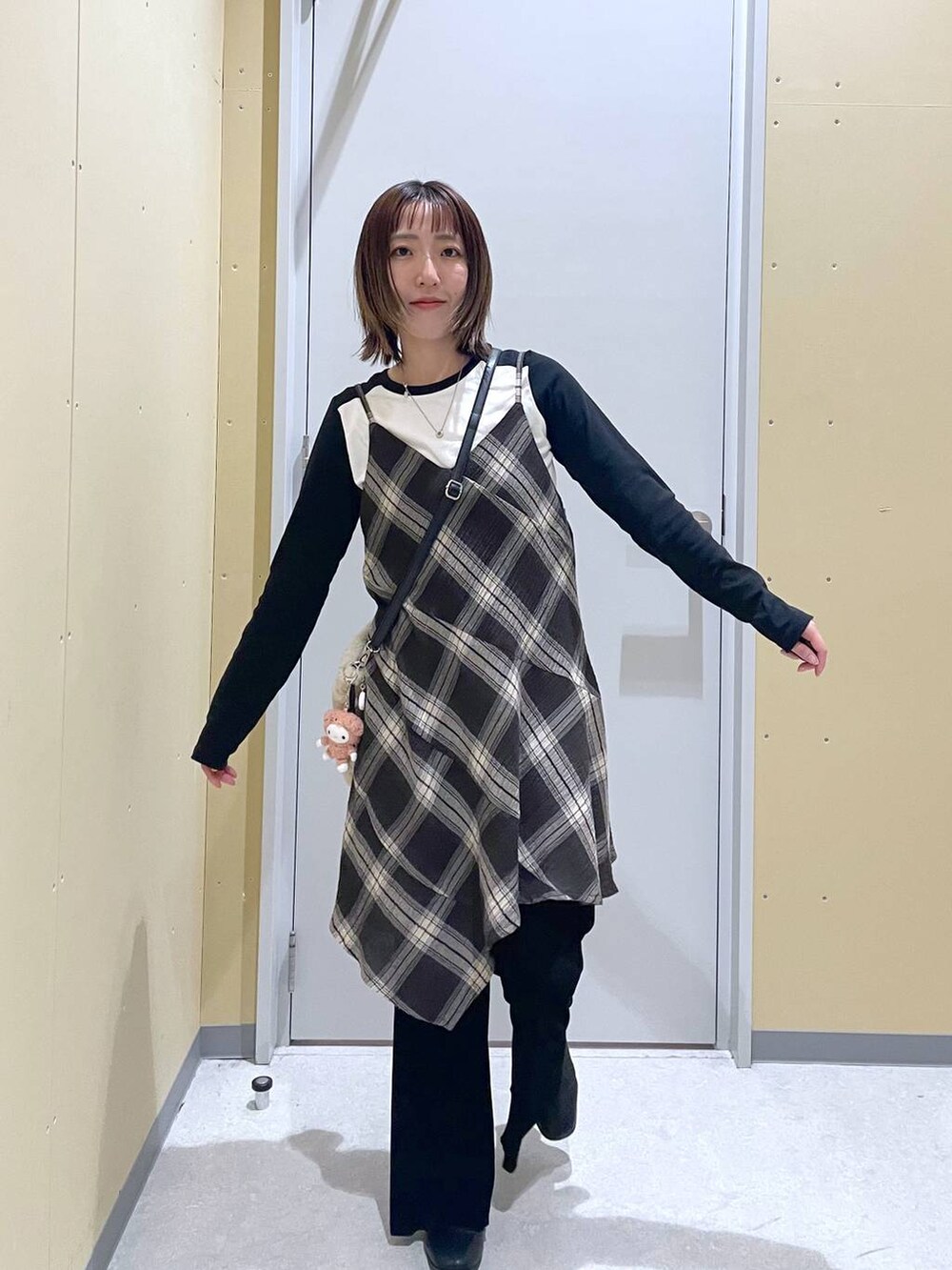 ブラック系のその他パンツ、ブラック系のチュニック、ブラック系のTシャツ/カットソーを着用したレディースの秋コーディネートの2枚目の写真