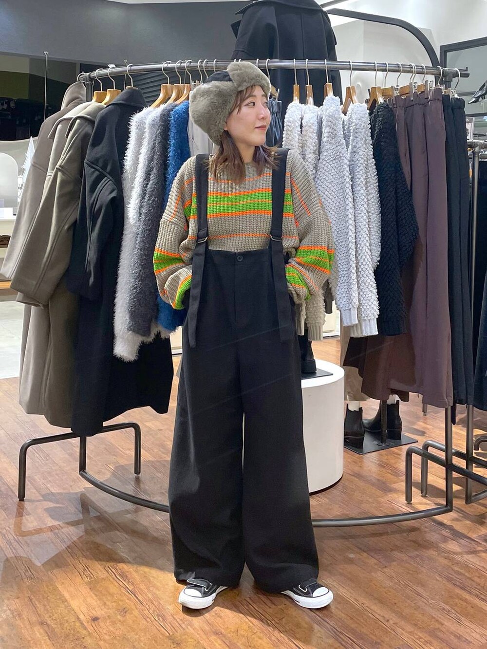 ベージュ系のニット/セーター、ブラック系のその他パンツ、ブラック系のキャップを着用したレディースの冬コーディネートの2枚目の写真