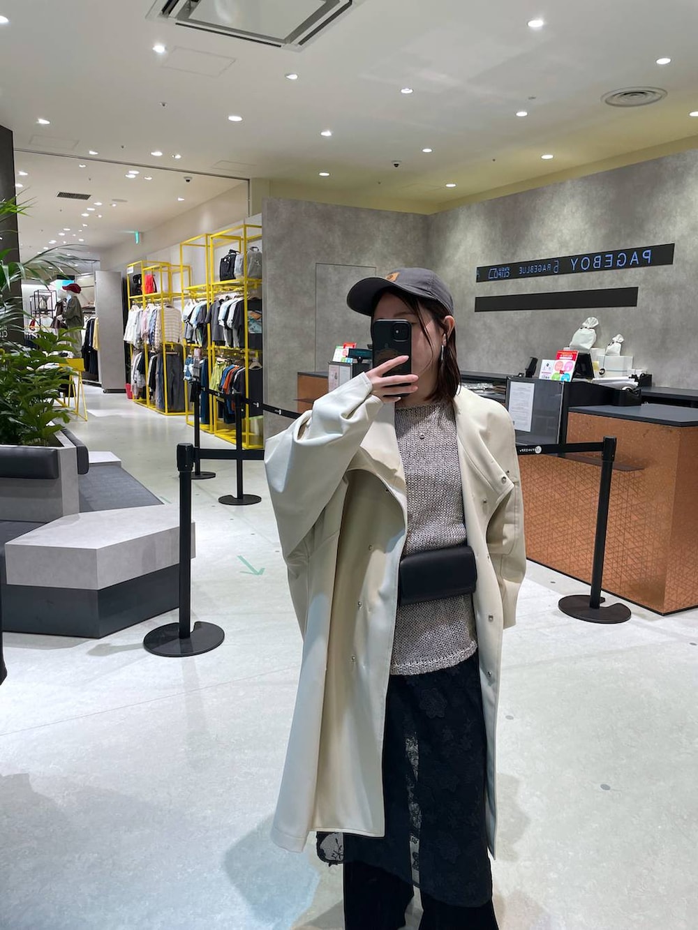 ベージュ系のその他アウター、グレー系のニット/セーター、ブラック系のボディバッグ/ウエストポーチを着用したレディースの春コーディネートの3枚目の写真