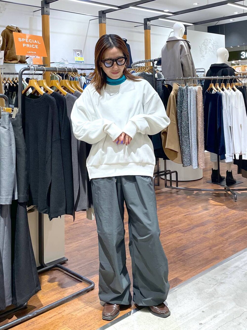 ホワイト系のTシャツ/カットソー、グリーン系のその他パンツ、ブルー系のTシャツ/カットソーを着用したレディースの冬コーディネートの2枚目の写真