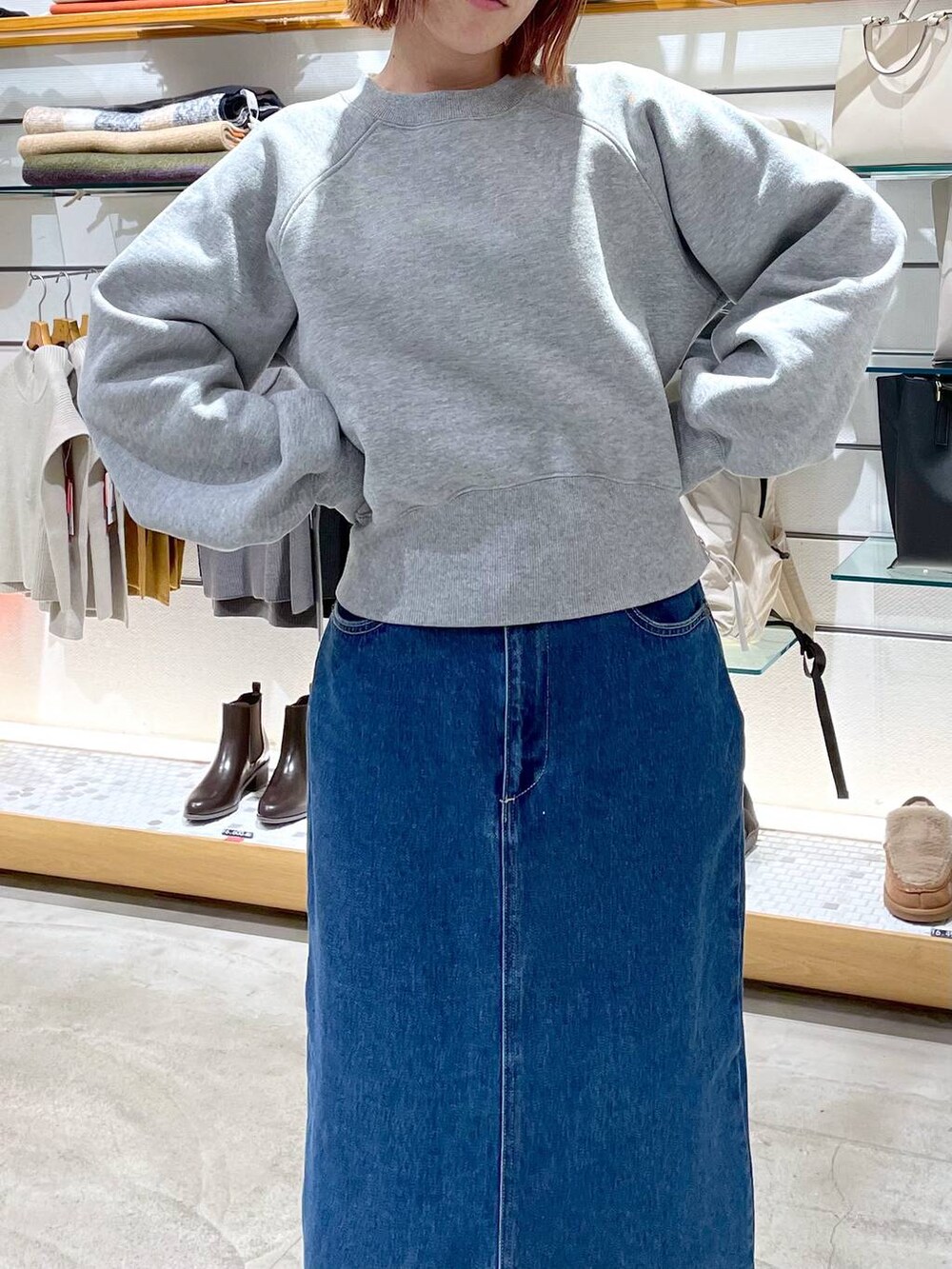 ブラック系のニット/セーター、ベージュ系のブーツ、ホワイト系のバックパック/リュックを着用したレディースの冬コーディネートの5枚目の写真