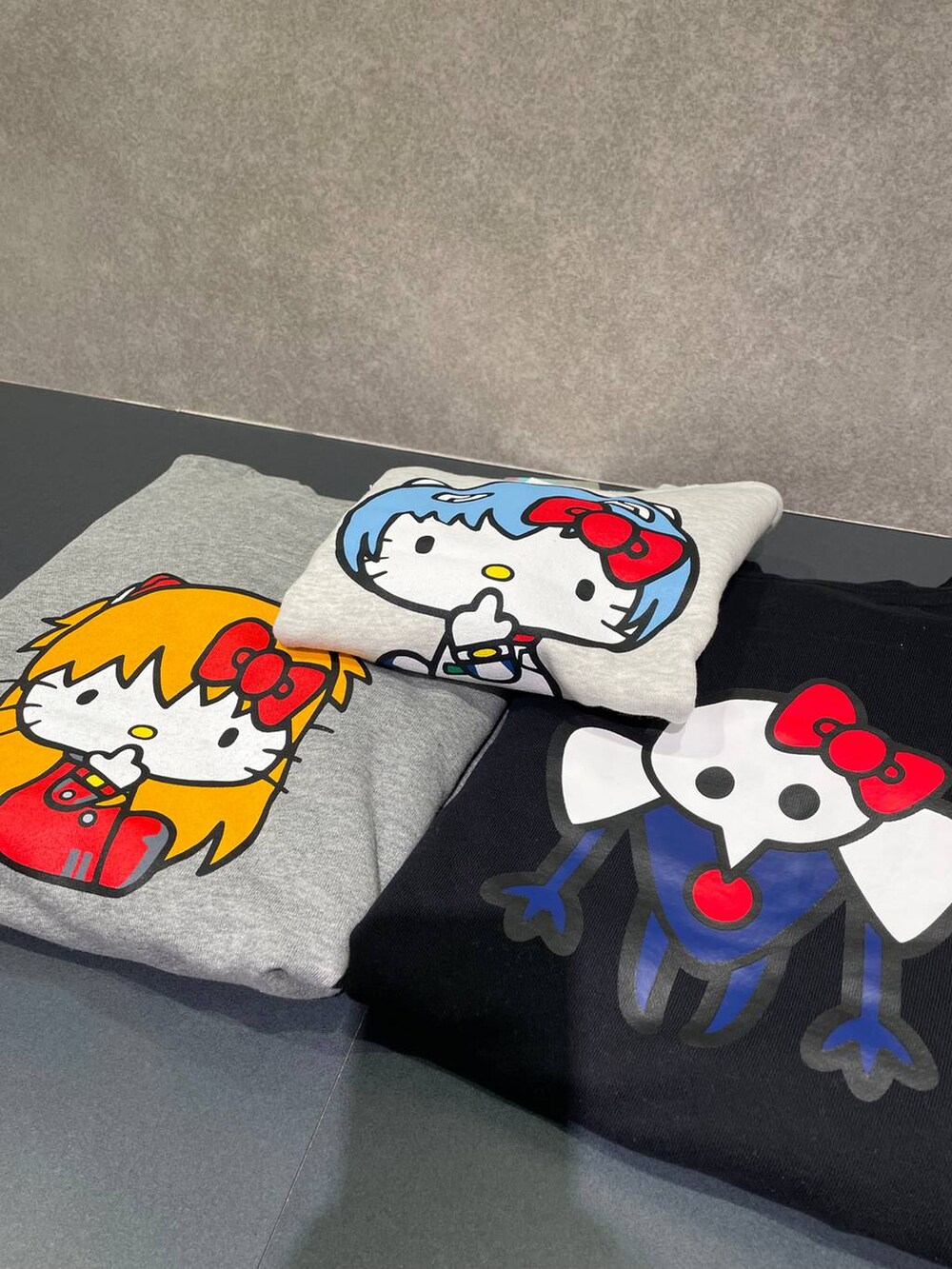 グレー系のスウェット、ベージュ系のスウェットを着用したレディースの冬コーディネートの3枚目の写真