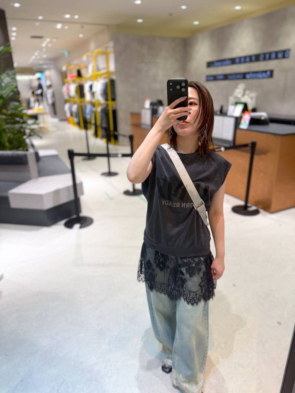 ブラック系のTシャツ/カットソー、グレー系のショルダーバッグ、ブルー系のデニムパンツを着用したレディースの夏コーディネートの2枚目の写真