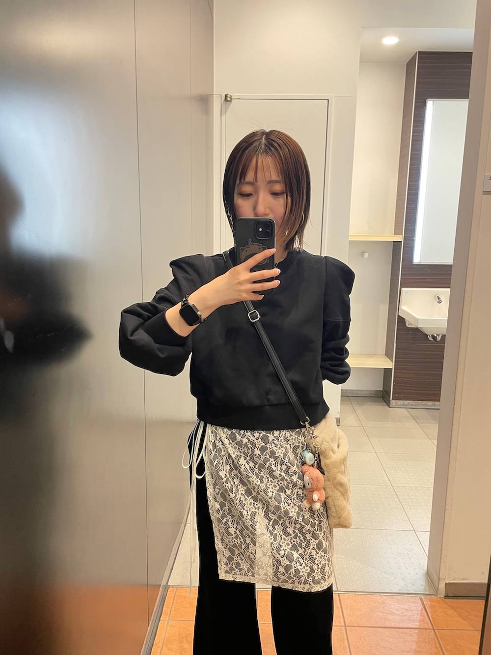 ブラック系のその他パンツ、ブラック系のスウェット、ベージュ系のショルダーバッグを着用したレディースの秋コーディネートの4枚目の写真