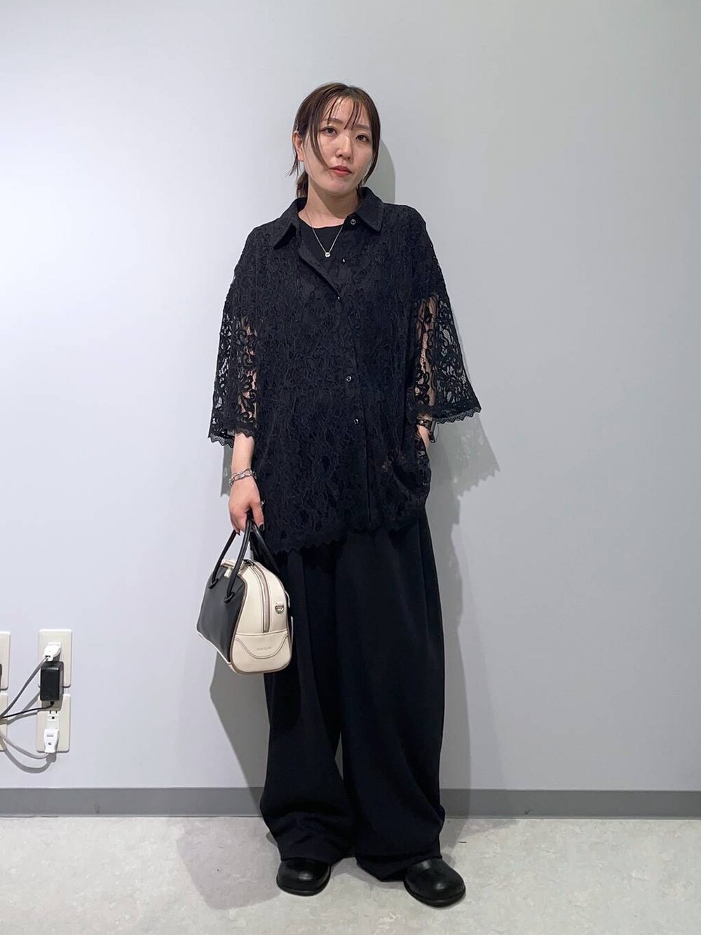 ブラック系のスウェットパンツ、ブラック系のTシャツ/カットソー、ブラック系のハンドバッグを着用したレディースの秋コーディネートの3枚目の写真