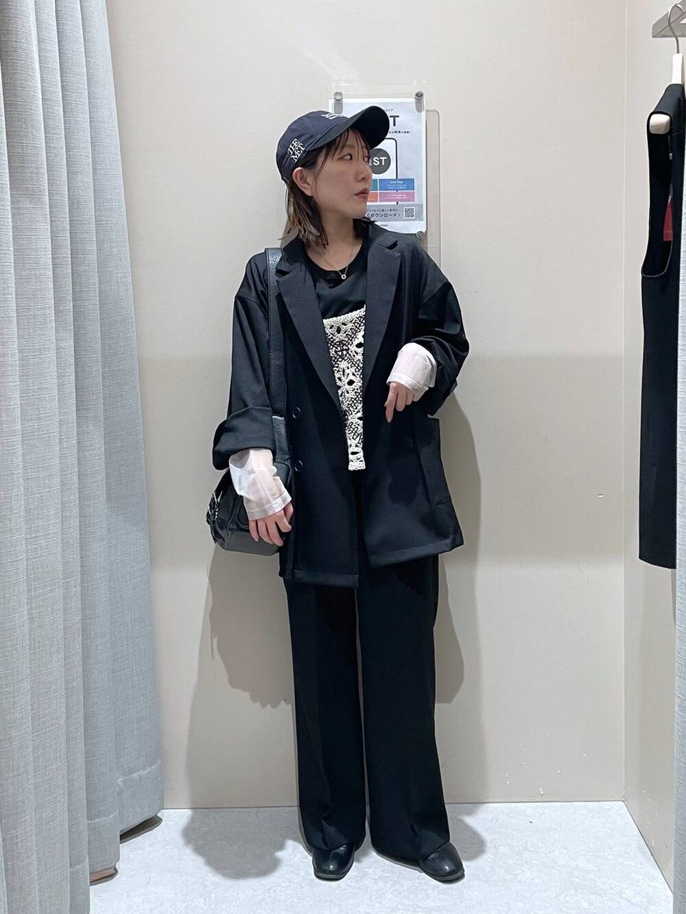 ブラック系のTシャツ/カットソー、その他のベスト、ブラック系のその他パンツを着用したレディースの冬コーディネートの4枚目の写真