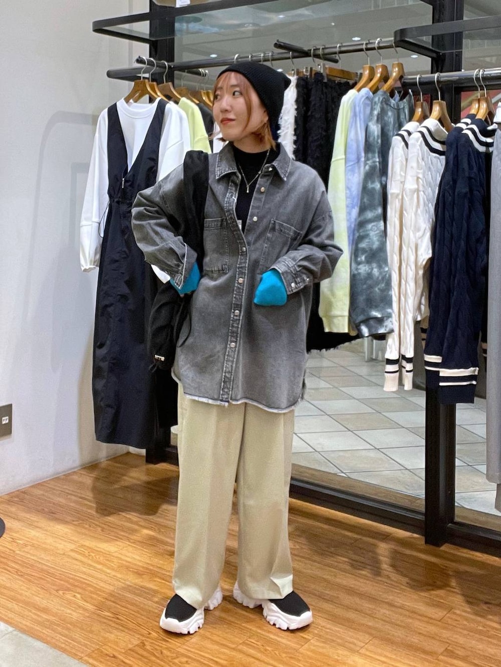 グレー系のシャツ/ブラウス、ブラック系のブーツ、ブラック系のショルダーバッグを着用したレディースの春コーディネートの3枚目の写真