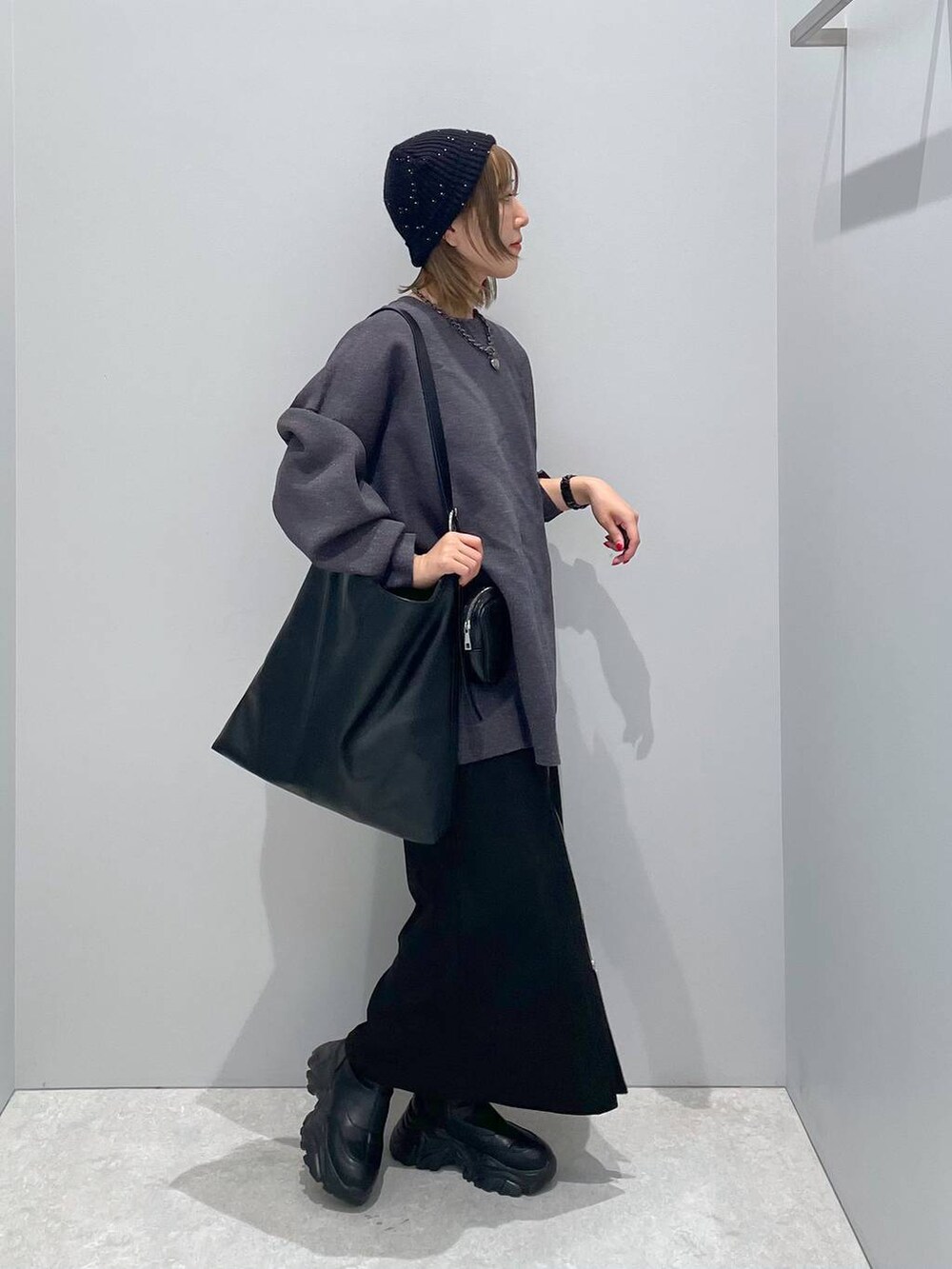 「低身長、カジュアル、ベーシック/シンプル、体型カバー、高見え、ゆったり、LEPSIM」｜「HAREのポーチツキショルダーBAG/A4 PC収納可能(HARE)（ショルダーバッグ、ブラック系）」を使った、manaさん（レディース・153cm）の秋コーディネートの2枚目の写真