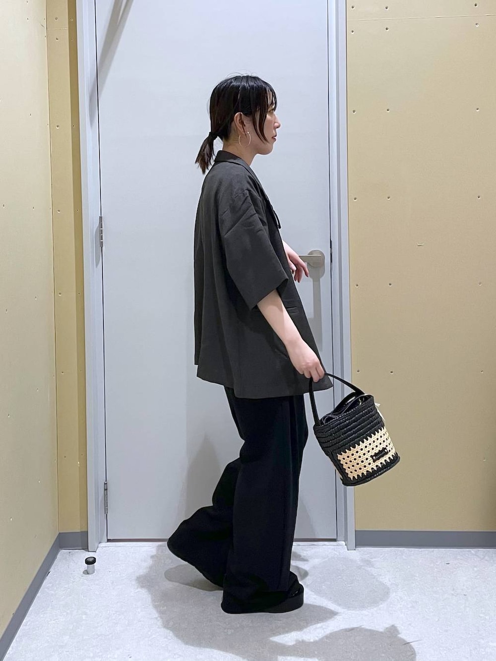 「低身長、カジュアル、ベーシック/シンプル、高見え、ゆったり、モノトーン、シンプルコーデ、大人カジュアル、きれいめカジュアル」｜「LOWRYS FARMのホップサックジャケットＳＳ253196（テーラードジャケット、グレー系）」を使った、manaさん（レディース・153cm）の夏コーディネートの4枚目の写真