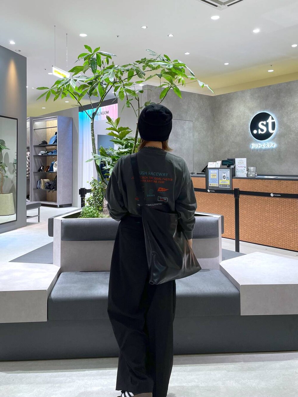 ブラック系のショルダーバッグ、グレー系のTシャツ/カットソー、ブラック系のスラックスを着用したレディースの秋コーディネートの3枚目の写真