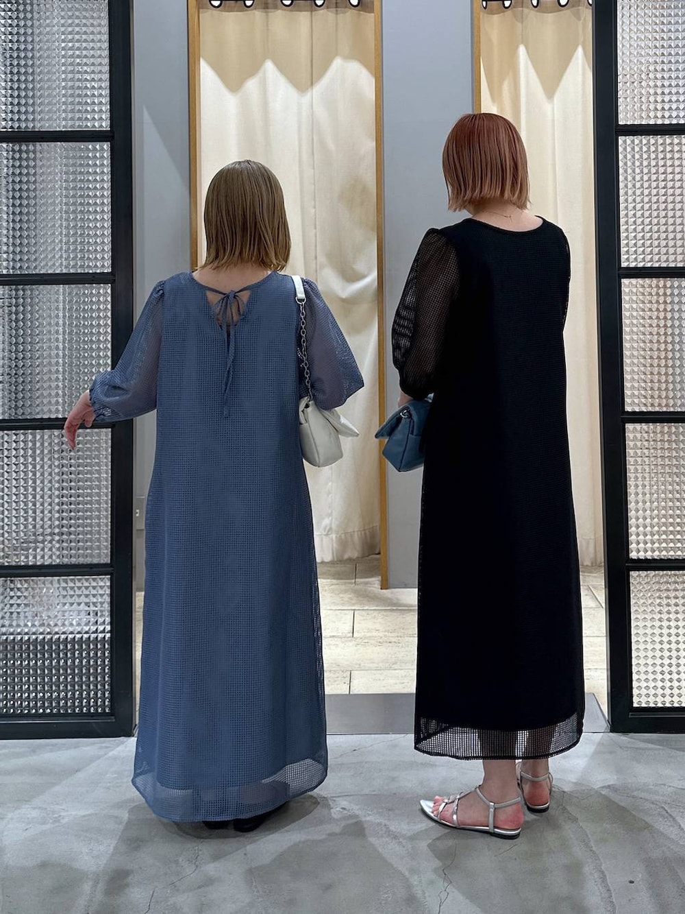 ホワイト系のショルダーバッグ、シルバー系のサンダル、ブルー系のドレスを着用したレディースの春コーディネートの3枚目の写真