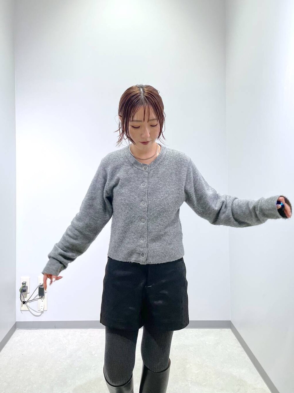 グレー系のカーディガン/ボレロ、ブラック系のその他パンツを着用したレディースの冬コーディネートの4枚目の写真