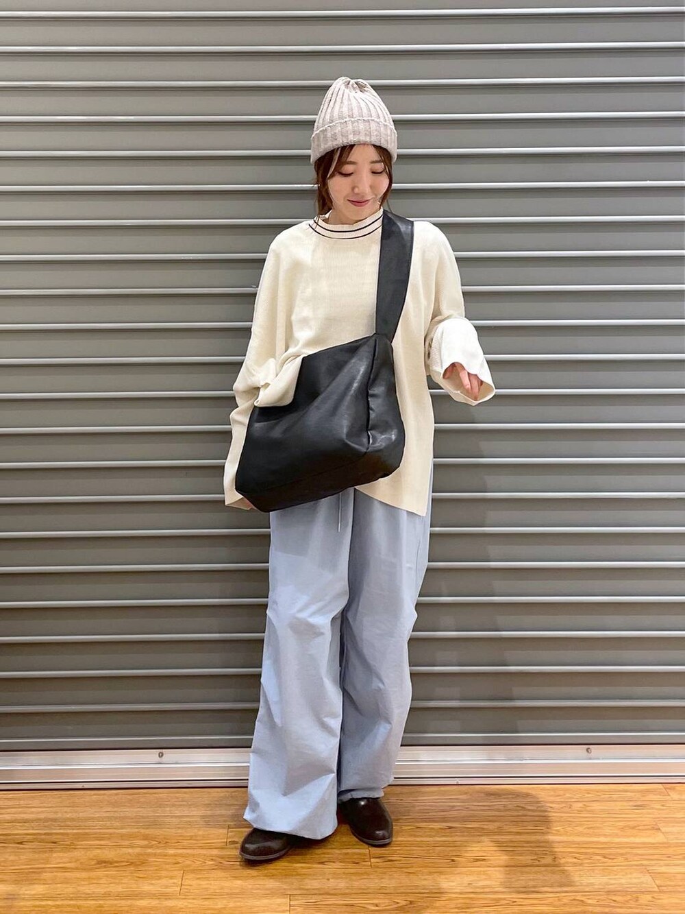 ホワイト系のニット/セーター、ホワイト系のニット/セーター、ブルー系のその他パンツを着用したレディースの冬コーディネートの2枚目の写真