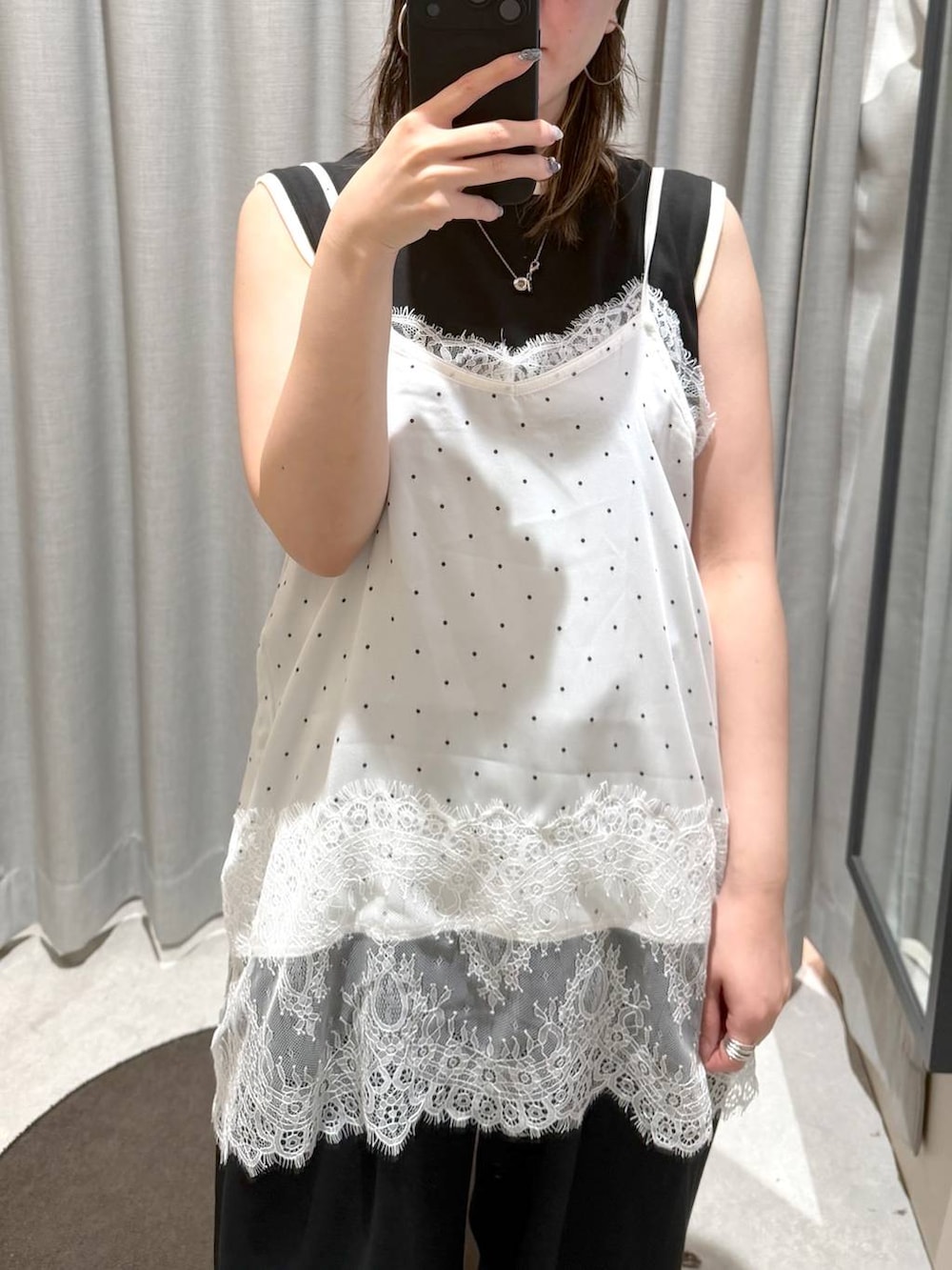 ブラック系のスウェットパンツ、ブラック系のタンクトップ、ホワイト系のTシャツ/カットソーを着用したレディースの夏コーディネートの4枚目の写真