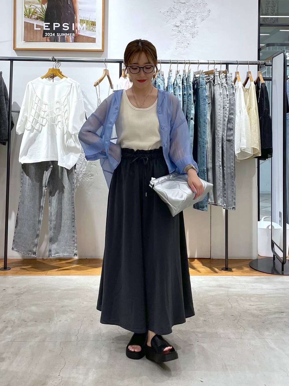 グレー系のその他パンツ、ブルー系のシャツ/ブラウス、ブラック系のサンダルを着用したレディースの夏コーディネートの2枚目の写真