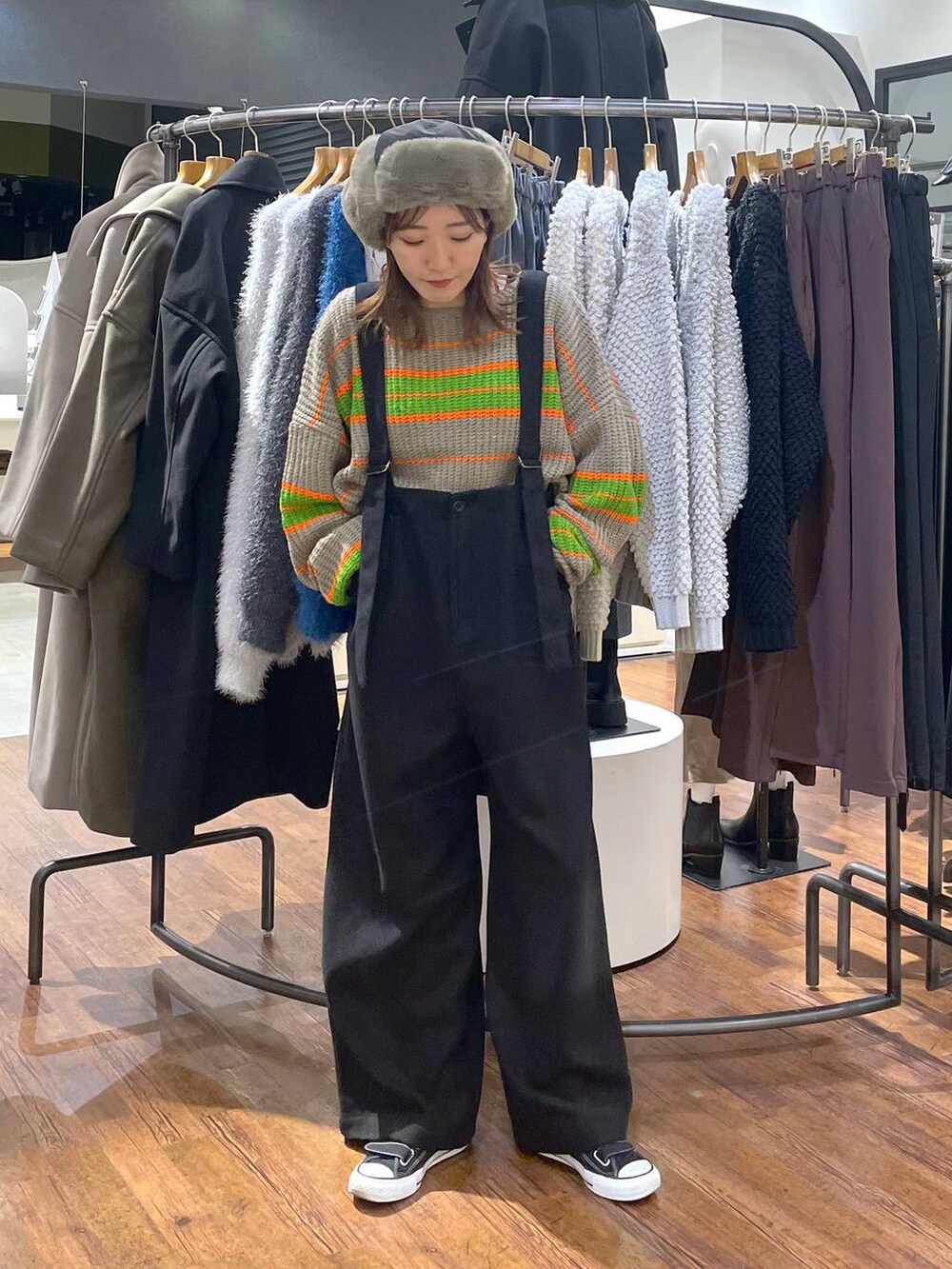 ベージュ系のニット/セーター、ブラック系のその他パンツ、ブラック系のキャップを着用したレディースの冬コーディネートの3枚目の写真