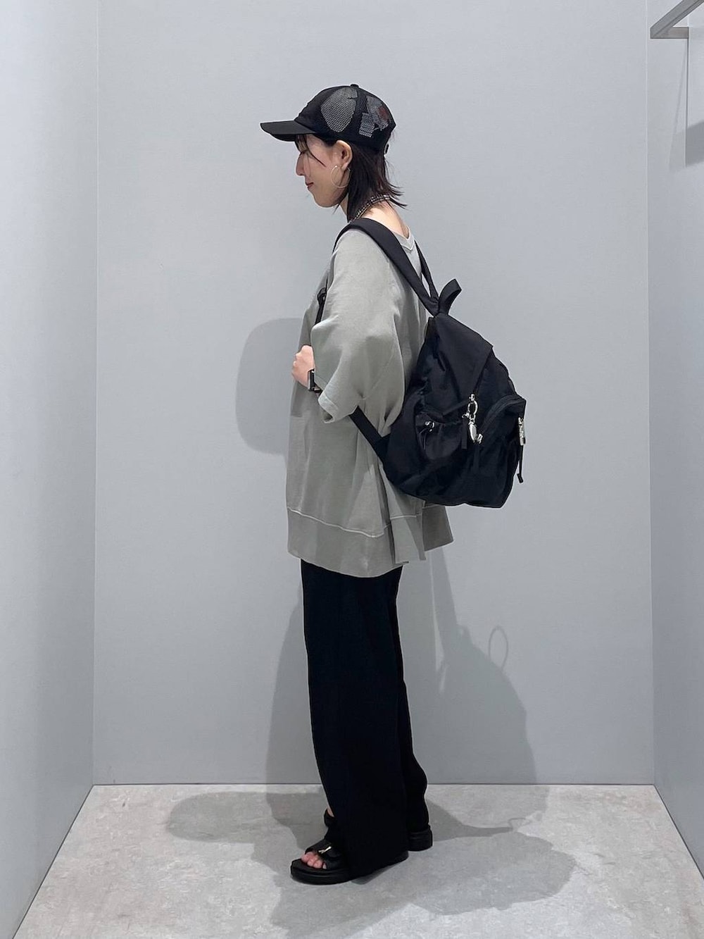 ブラック系のバックパック/リュック、ブラック系のその他パンツ、ブラック系のサンダルを着用したレディースの春コーディネートの2枚目の写真