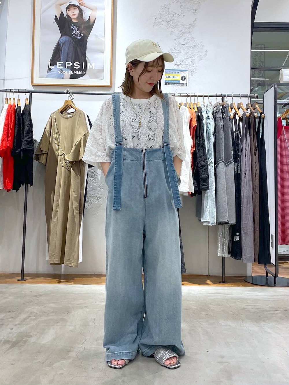 ブルー系のデニムパンツ、ホワイト系のTシャツ/カットソー、グレー系のサンダルを着用したレディースの夏コーディネートの3枚目の写真