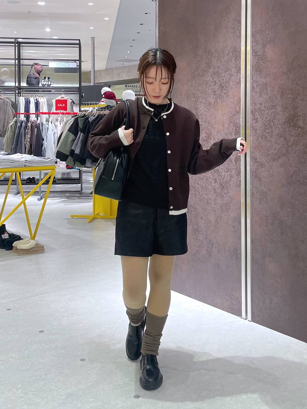 ブラック系のその他パンツ、ブラウン系のカーディガン/ボレロ、ブラック系のボストンバッグを着用したレディースの冬コーディネートの6枚目の写真