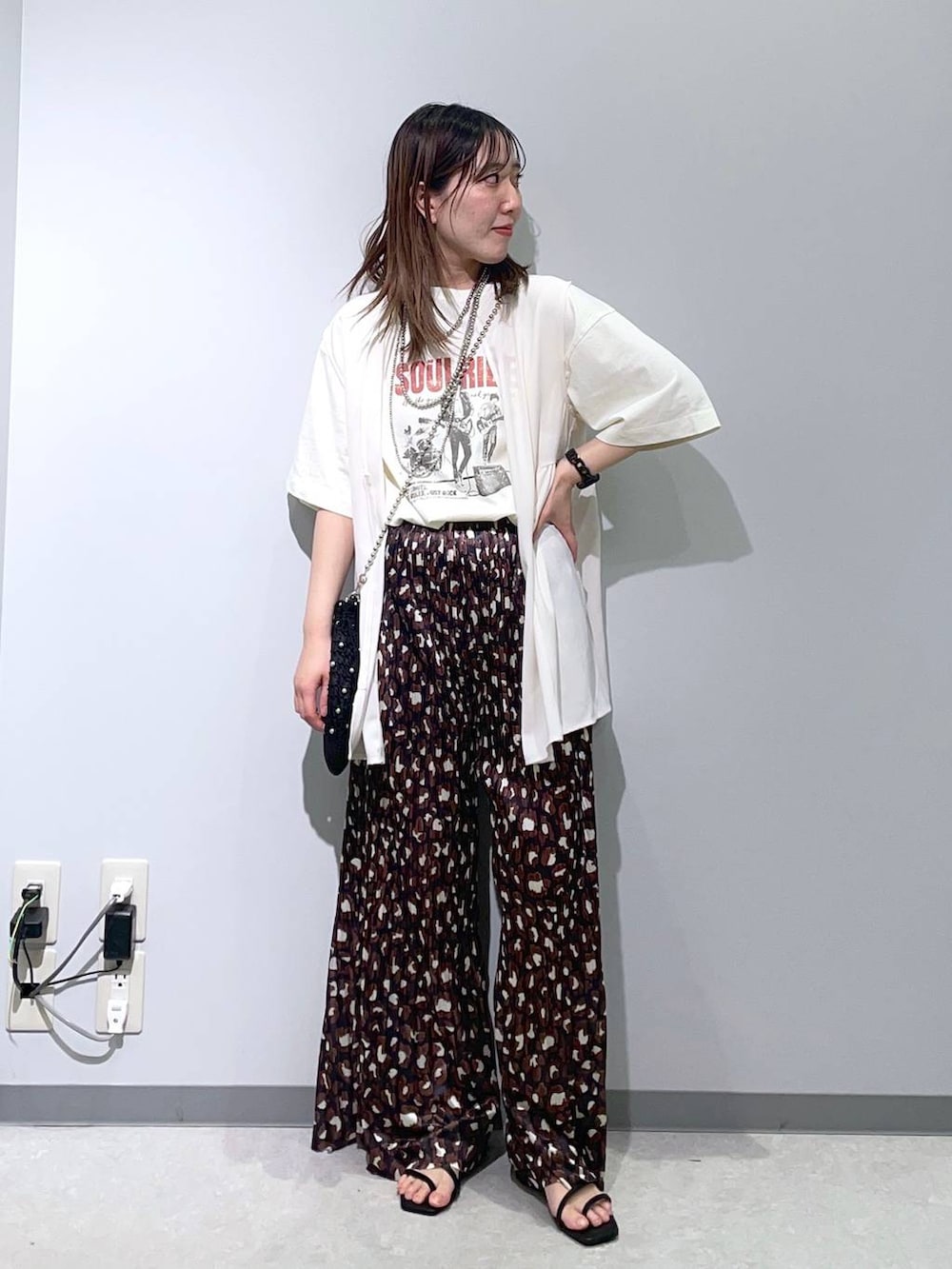 「大人カジュアル、低身長、カジュアル、ベーシック/シンプル、高見え、ゆったり、モノトーン、シンプルコーデ、きれいめカジュアル」|「zandyのzandy/ズィー・アンド・ワイ アップルウォッチチェーンベルト/173112(デジタル腕時計、ブラック系)」を使った、manaさん(レディース・153cm)の春コーディネートの2枚目の写真