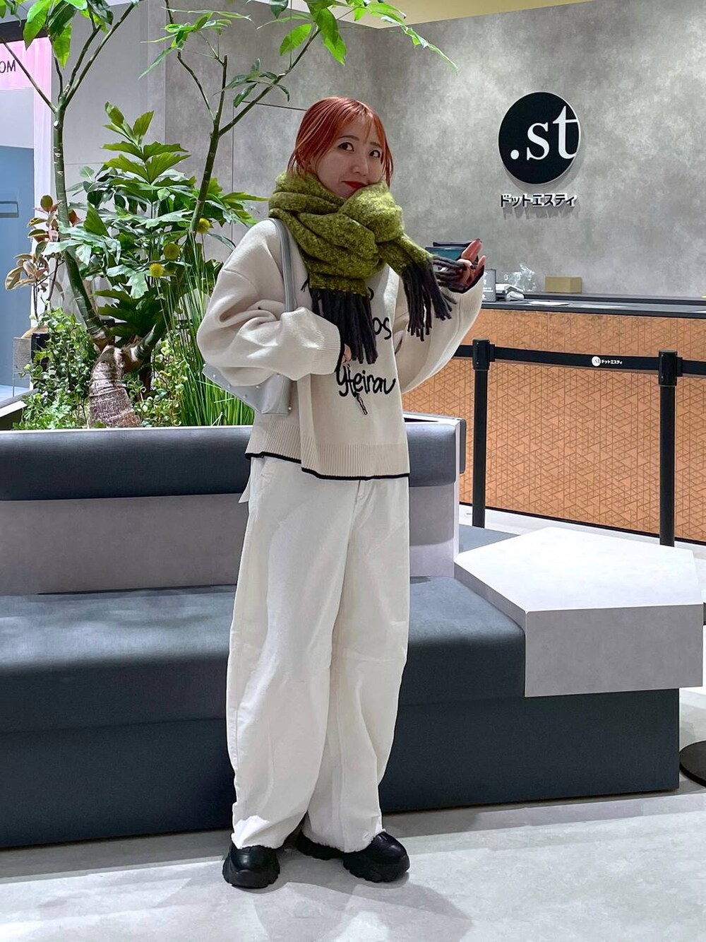 ホワイト系のその他パンツ、ベージュ系のニット/セーター、シルバー系のショルダーバッグを着用したレディースの秋コーディネートの2枚目の写真