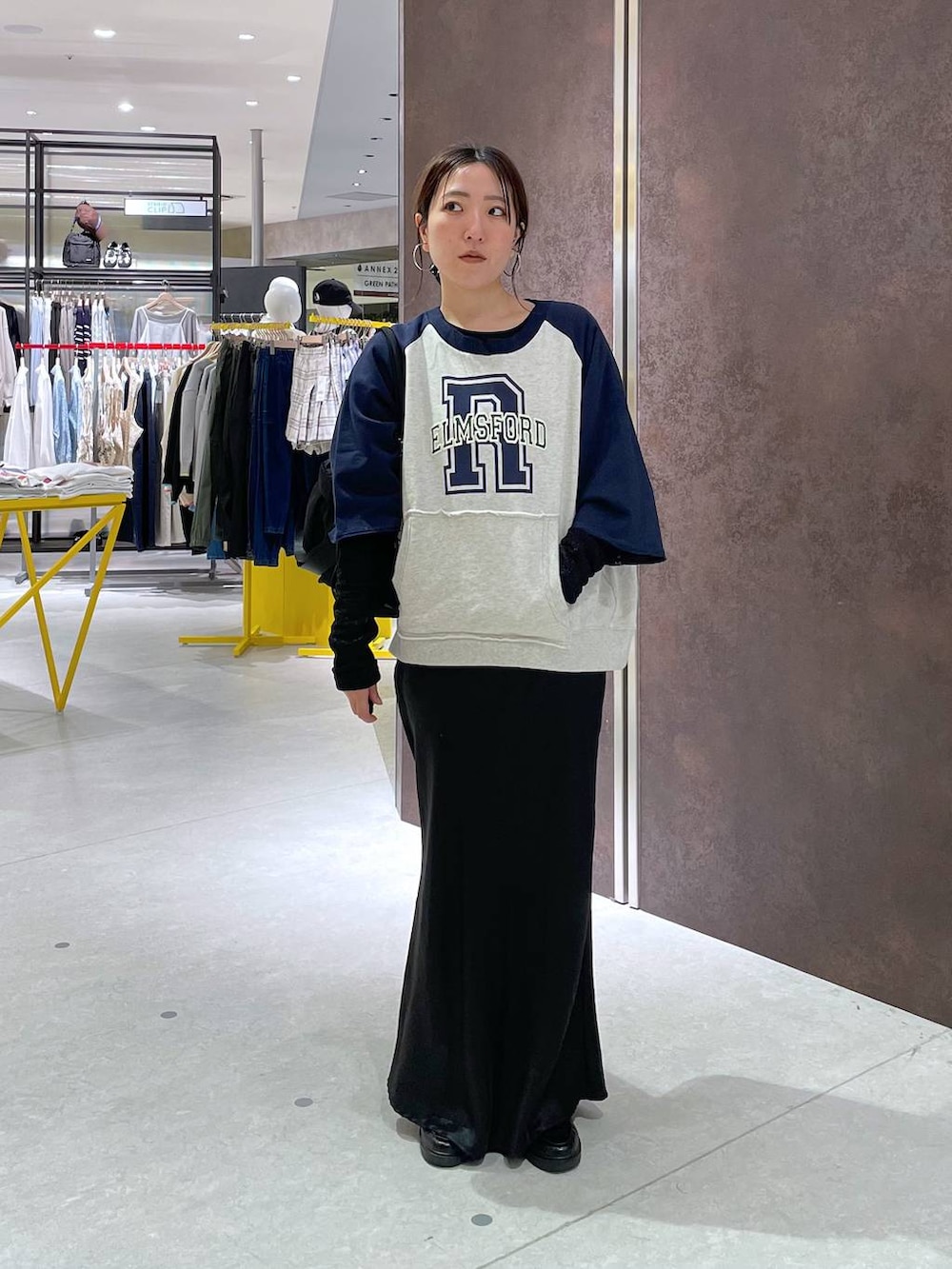 ブラック系のショルダーバッグ、ベージュ系のTシャツ/カットソー、ブラック系のバレッタ/ヘアクリップを着用したレディースの春コーディネートの4枚目の写真