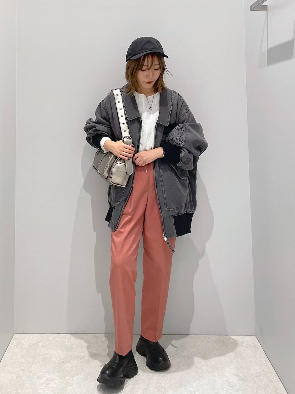 ベージュ系のTシャツ/カットソー、ピンク系のその他パンツ、ブラック系のブルゾンを着用したレディースの秋コーディネートの2枚目の写真