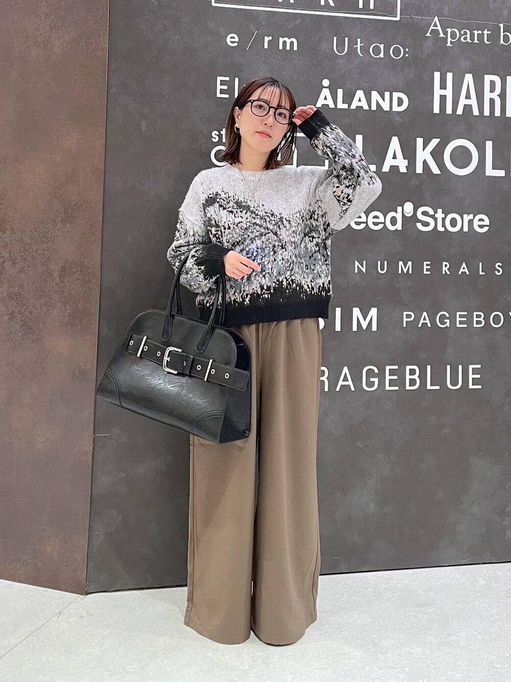 ブラウン系のその他パンツ、ブラック系のショルダーバッグ、グレー系のニット/セーターを着用したレディースの冬コーディネートの3枚目の写真