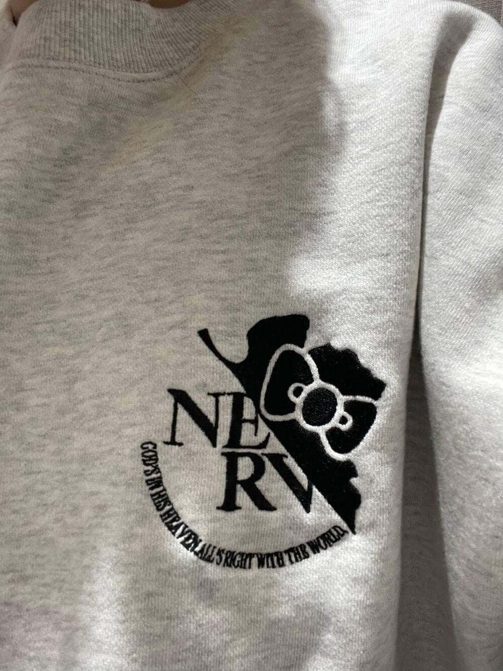 ベージュ系のスウェット、ブラック系のバレッタ/ヘアクリップを着用したレディースの冬コーディネートの2枚目の写真