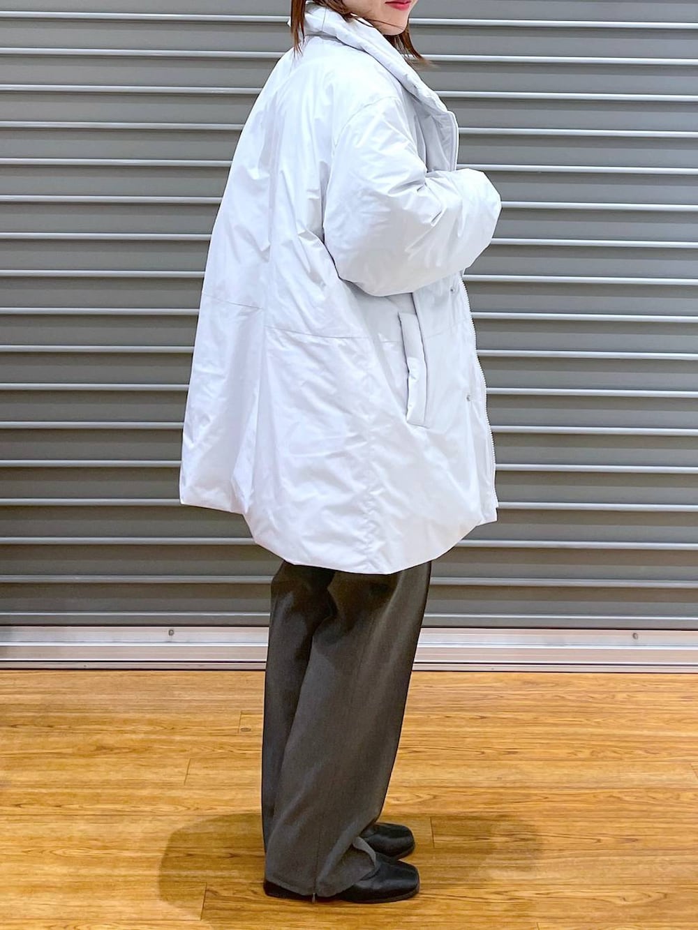 グレー系のその他パンツ、グレー系のニット/セーター、ホワイト系のTシャツ/カットソーを着用したレディースの秋コーディネートの4枚目の写真