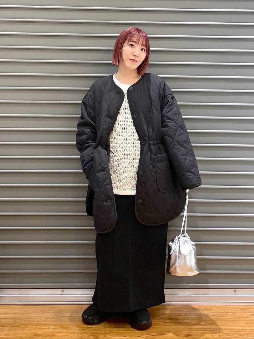 「低身長、体型カバー、ゆったり、カジュアル、ベーシック/シンプル、高見え、LEPSIM」｜「LEPSIMのエアサーマル2WAYキルティングコート　908989（その他アウター、ブラック系）」を使った、manaさん（レディース・153cm）の冬コーディネートの2枚目の写真